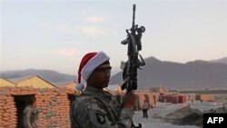 Một binh sĩ Mỹ trú đóng ở Afghanistan đội chiếc nón ông già Noel