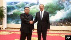 Lãnh tụ Triều Tiên Kim Jong Un và Ngoại trưởng Nga Sergei Lavrov, Bình Nhưỡng, ngày 31/5/2018.