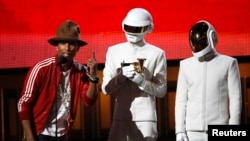 Guy-Manuel de Homem-Christo và Thomas Bangalter đã lên nhận giải với chiếc mặt nạ robot