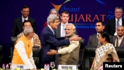 Ngoại trưởng Mỹ John Kerry gặp Thủ tướng Ấn Độ Narendra Modi tại thủ phủ Ahmedabad của bang Gujarat, ngày 11/1/2015.