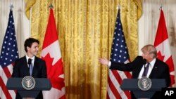 Thủ tướng Canada Justin Trudeau (bên trái) và Tổng thống Hoa Kỳ Donald Trump trong một cuộc họp báo tại Tòa Bạch Ốc, ngày 13/2/2017.