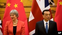 Thủ tướng Anh Theresa May (trái) gặp Thủ tướng Trung Quốc Lý Khắc Cường tại Bắc Kinh ngày 31/1/2018. 