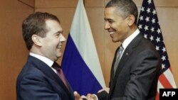 Tổng thống Hoa Kỳ Barack Obama (phải) và Tổng thống Nga Dmitry Medvedev tại hội nghị thượng đỉnh APEC ở Nhật Bản, ngày 14/11/2010