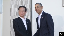 Tổng thống Barack Obama đón tiếp Thủ tướng Việt Nam Nguyễn Tấn Dũng tại hội nghị 10 nước ASEAN tại khu điền trang Sunnylands, thành phố Rancho Mirage, bang California, ngày 15 tháng 2, 2016. 