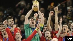 Thủ môn Tây Ban Nha Iker Casillas, giữa, nâng cao chiếc cúp sau khi Tây Ban Nha giành chiến thắng World Cup 2010