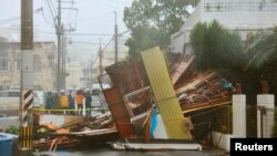 Bão Neoguri đã làm sập đổ nhà cửa ở Naha, Okinawa, ngày 8/7/2014.