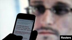 Một người đàn ông đọc các thông tin cập nhật về Edward Snowden trên điện thoại ở Sarajevo, 23/1/2014