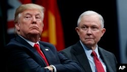 Tổng thống Donald Trump đã nhiều lần công kích Bộ trưởng Tư pháp Jeff Sessions vì ông Sessions đã rút khỏi cuộc điều tra về sự can thiệp của Nga trong chiến dịch tranh cử tổng thống Mỹ năm 2016.