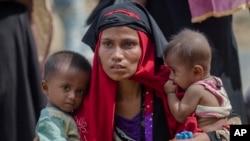 Tư liệu - Một người phụ nữ Hồi giáo Rohingya trong trại tị nạn ở Bangladesh. 