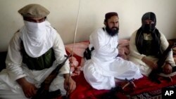 Chỉ huy hàng thứ nhì của Taliban ở Pakistan Waliur Rehman trong một cuộc phỏng vấn của hãng tin AP ở Nam Waziristan 28/7/13