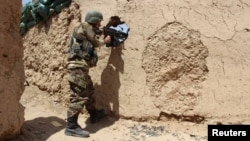 Binh sĩ Afghanistan đứng gác tại một tiền đồn ở Babaji, tỉnh Helmand, Afghanistan, 8/5/2016.