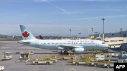 Máy bay Air Canada đậu tại phi trường Trudeau gần Montreal, Canada. 