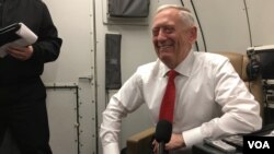 Bộ trưởng Quốc phòng Hoa Kỳ Jim Mattis trên máy bay trong chuyến công du châu Á ngày 24/1/2018. (Photo: B. Gallo / VOA) 