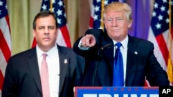 Ứng cử viên tổng thống đảng Cộng hòa Donald Trump và Thống đốc bang New Jersey Chris Christie trong cuộc họp báo tại tiểu bang Florida, ngày 1/3/2016. 