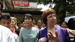 Lãnh tụ dân chủ Miến Ðiện Aung San Suu Kyi (giữa) và Trưởng ban chính sách đối ngoại EU Catherine Ashton sau cuộc họp báo tại Rangoon, ngày 28 tháng 4, 2012. 