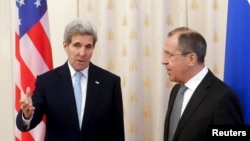 Ngoại trưởng Mỹ John Kerry nói chuyện với Ngoại trưởng Nga Sergei Lavrov trước cuộc họp tại Moscow, ngày 15/12/2015.