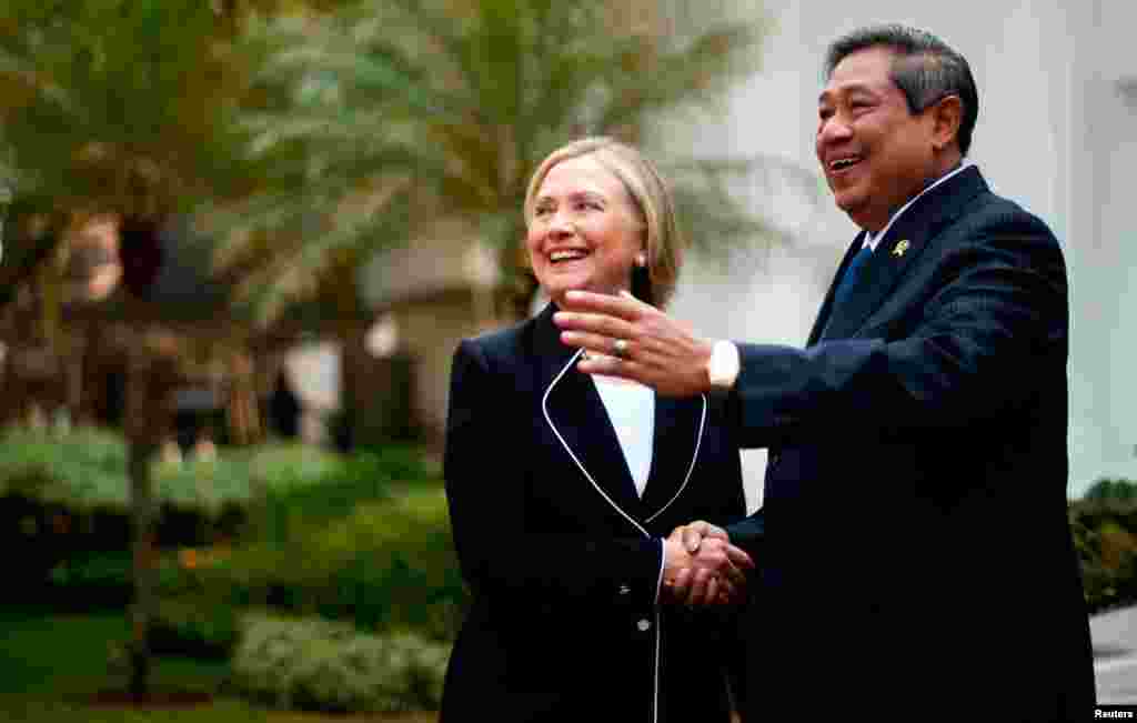 Ngoại trưởng Clinton gặp Tổng thống Susilo Bambang Yudhoyono tại dinh tổng thống Indonesia. 4/9/2012.