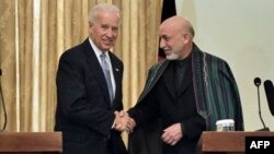 Phó Tổng thống Hoa Kỳ Joe Biden (trái) và Tổng thống Afghanistan Hamid Karzai tại một cuộc họp báo trong thủ đô Kabul