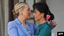 Lãnh tụ dân chủ Miến Ðiện Aung San Suu Kyi (phải) tiếp đón Ngoại trưởng Hoa Kỳ Hillary Clinton