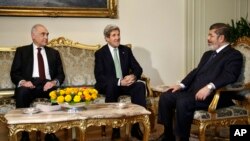 Ngoại trưởng Mỹ John Kerry gặp Tổng thống và Ngoại trưởng Ai Cập tại Cairo, ngày 3/3/2013.