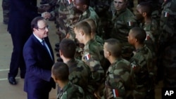 Tổng thống Pháp Francois Hollande bắt tay các binh sĩ tại Bangui, Cộng hòa Trung Phi, ngày 10/12/2013. 