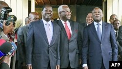 Ðương kim Tổng thống Côte D'Ivoire Laurent Gbagbo (phải), Thủ tướng Kenya Raila Odinga (trái) tại dinh tổng thống ở Abidjan, ngày 3 tháng 1, năm 2011