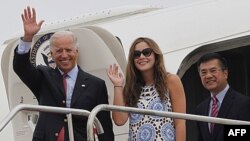 Phó Tổng thống Hoa Kỳ Joe Biden (trái), cùng với cô cháu gái Naomi Biden, và Ðại sứ Hoa Kỳ tại Trung Quốc Gary Locke bước ra từ chuyên cơ Air Force Two tại phi trường Thành Ðô, Trung Quốc, ngày 20 tháng 8, 2011