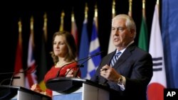 Ngoại trưởng Mỹ Rex Tillerson và Ngoại trưởng Canada Chrystia Freeland phát biểu tại một cuộc họp báoở Vancouver, British Columbia, Canada, ngày 16 tháng 1, 2018.