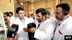 Tổng thống Iran Mahmoud Ahmadinejad thăm cơ sở tinh luyện uranium Natanz