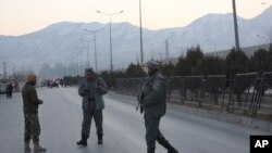 Cảnh sát Afghanistan gần hiện trường vụ đánh bom tự sát ở thủ đô Kabul, ngày 10/01/2017.