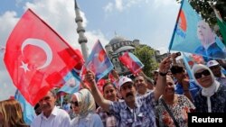 Những người ủng hộ Thủ tướng Thổ Nhĩ Kỳ Tayyip Erdogan tụ tập tại Istanbul, 8/8/2014.