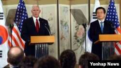 Phó Tổng thống Hoa Kỳ Mike Pence (bên trái) và quyền Tổng thống Hàn quốc Hwang Kyo-ahn, tại Seoul ngày 17/4/2017.