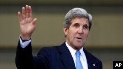 Ngoại trưởng Hoa Kỳ John Kerry chào các ký giả sau cuộc họp báo ở Bogota, Colombia, 12/8/13