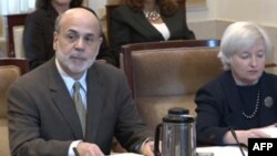 Chủ tịch Fed Ben Bernanke (trái) dự cuộc họp hôm 26/8/11