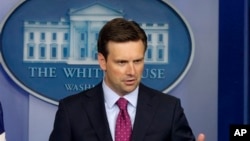 Phát ngôn viên Tòa Bạch Ốc Josh Earnest trả lời các cậu hỏi tại cuộc họp báo hàng ngày tại Tòa Bạch Ốc.