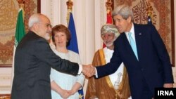 Ngoại trưởng Hoa Kỳ John Kerry và Bộ trưởng Ngoại giao Iran Javad Zarif gặp nhau tại Oman, ngày 9/11/2014.