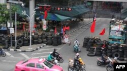 Xe cộ chạy ngang qua một rào chắn ở thủ đô Bangkok, Thái Lan, ngày 13 tháng Năm, 2010