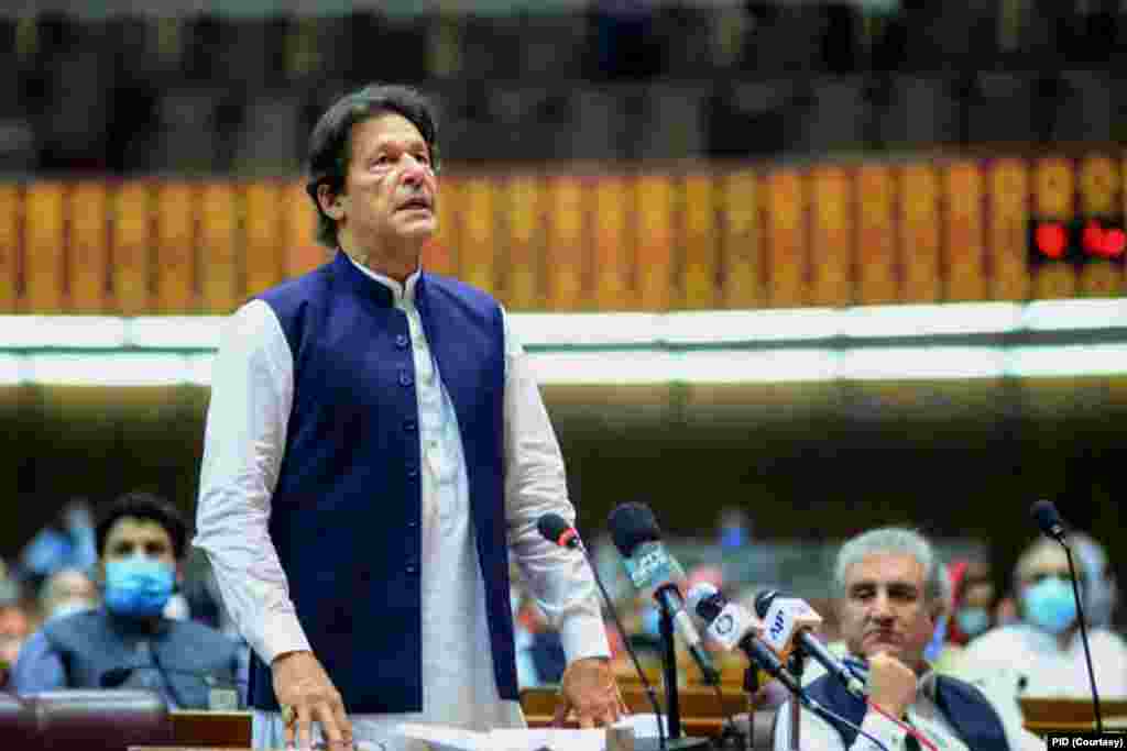 عمران خان کے دورِ حکومت میں پاکستان کے اندر سیاسی کشمکش عروج پر رہی۔ ستمبر 2020 میں حزبِ اختلاف کی جماعتوں نے پاکستان ڈیموکریٹک موومنٹ کے نام سے اتحاد بنایا جس کے بعد سے حکومت کے خلاف احتجاجی سلسلہ شروع ہوگیا جو مختلف وقفوں سے جاری رہا۔ رواں برس پی ڈی ایم اور حزبِ اختلاف کی ایک اور بڑی جماعت پیپلز پارٹی نے مل کر عمران خان کے خلاف عدم اعتماد کی تحریک پیش کی۔ عدم اعتماد کی تحریک اسمبلی میں جمع ہونے کے بعد تحریک انصاف کے کئی ارکان اور اتحادی جماعتیں بھی اس کا ساتھ چھوڑ گئیں۔ ایک ہنگامہ خیز اجلاس کے بعد حزبِ اختلاف تحریکِ عدم اعتماد منظور کرانے میں کامیاب ہوئی۔&nbsp;&nbsp;