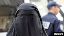 Một phụ nữ mặc áo choàng burqa ở Pháp, ngày 11/4/2011. Pháp, Bỉ và Áo đều đã đưa ra lệnh cấm đeo khăn trùm kín mặt. 