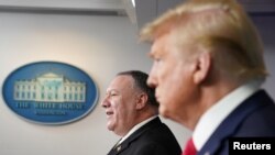 Ngoại trưởng MIke Pompeo và Tổng thống Donald Trump trong cuộc họp báo hàng ngày của lực lượng đặc nhiệm chống virus corona tại Tòa Bạch Ốc ngày 8/4/2020.