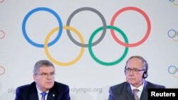 Samuel Schmid, Chủ tịch ủy ban kỷ luật IOC, và ông Thomas Bach, Chủ tịch Ủy ban Olympic Quốc tế, họp báo sau cuộc họp của Ban chấp hành IOC về quyết định kỷ luật Olympic Nga tại Lausanne, Thụy Sĩ, ngày 5/12/2017. 