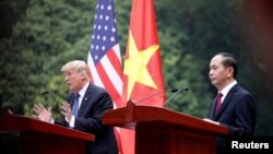 Tổng thống Mỹ Donald Trump phát biểu bên cạnh Chủ tịch Việt Nam Trần Đại Quang trong một cuộc họp báo tại phủ chủ tịch ở Hà Nội, ngày 12 tháng 11, 2017. 