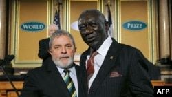 Cựu Tổng thống Ghana John Agyekum Kufuor, phải, và cựu Tổng thống Brazil Luiz Inacio Lula Da Silva nhận được Giải thưởng Lương thực Thế giới hôm 13/10/2011 tại bang Iowa