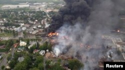 Khói bốc lên từ hiện trường vụ tai nạn xe lửa ở Lac Megantic, Quebec, 6/7/2013