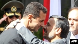 Tổng thống Iran Mahmoud Ahmadinejad (phải) chào đón Tổng thống Syria Bashar al-Assad tại Tehran, ngày 2 tháng 10, 2010