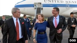 Bộ trưởng Quốc phòng Mỹ Ashton Carter, thứ hai từ phải sang, được Đại sứ Mỹ tại Singapore Kirk Wagar tiếp đón khi ông đặt chân tới căn cứ quân sự Paya Lebar ở Singapore.