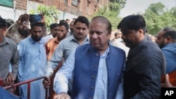 نواز شریف عدالت میں پیشی کے لیے آ رہے ہیں۔ (فائل فوٹو)