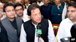 وزیراعظم عمران خان قومی اسمبلی میں تقریر کر رہے ہیں۔ فائل فوٹو