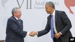 Ít lâu sau khi gặp Chủ tịch Cuba Raul Castro vào tháng Tư năm nay, Tổng thống Barack Obama loan báo ý định xóa tên Cuba trong danh sách đen vào lúc hai nước tiến đến việc mở lại phái bộ ngoại giao tại Washington và Havana. 