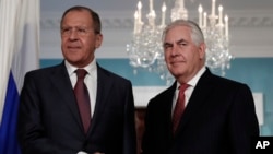 Ngoại trưởng Nga Sergei Lavrov (trái) và Ngoại trưởng Hoa Kỳ Rex Tillerson.